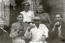 109197 Portret van de familie G.W. Jacobs voor het huis Framboosstraat 60 te Utrecht.N.B. Midden zittend de heer ...